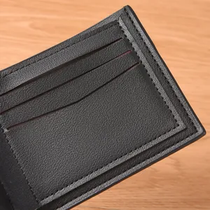 Detailansicht einer schwarzen Herren Lederbörse mit Kartenfächern und feinen Nähten.