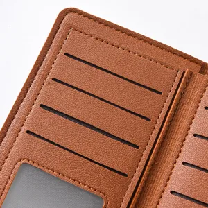 Primo piano delle fessure per carte interne del portafoglio da donna in pelle PU marrone