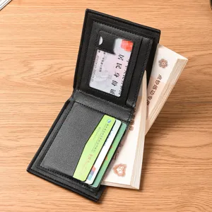 Schwarze Herren-Kurzgeldbörse aus Leder mit vielen Kartenfächern und klarem Ausweisfenster.