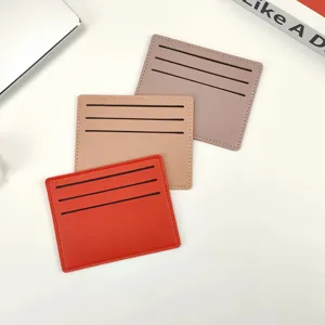 Detailaufnahme des minimalistischen PU-Leder-Kartenetuis mit mehreren Kreditkartenfächern.