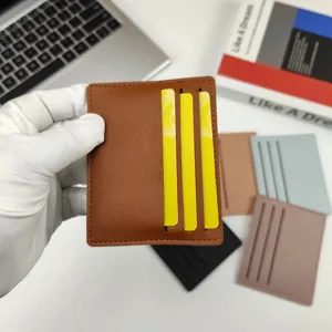 Minimalistischer Lederkartenhalter mit mehreren Fächern für Visitenkarten und Kreditkarten.