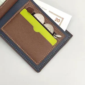 Nahaufnahme Detailansicht des Herren Portemonnaie Innenraums mit Kartenfächern und Reißverschluss.