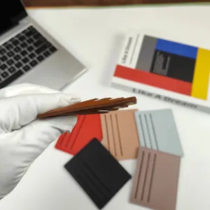 Schlanke Kartenetui Detailansicht, minimalistisches Leder-Kreditkartenetui mit Fächern.