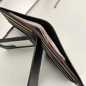 Herren schwarze Ledergeldbörse Detail, bifold Multifunktionskartenhalter mit Reißverschluß.