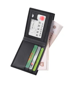 Portafoglio corto da uomo in ecopelle nera con tasche per carte e scomparto banconote.