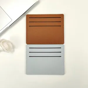 Detailansicht der minimalistischen Kartenhalterfächer und feinen Textur für kompaktes Design.
