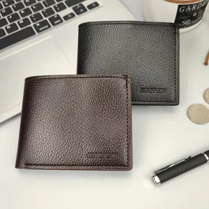 Detailansicht von kurzen Herren Geldbörsen mit Narbenleder Textur in Schwarz und Braun.
