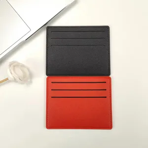 Einfacher Damen Kurzkartenhalter mit mehreren Kartenfächern in Schwarz und Rot für den Alltag.