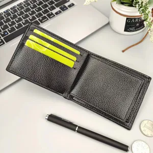 Klassische schwarze Herren-Kurzgeldbörse aus Leder mit vielen Kartenfächern für den täglichen Gebrauch.