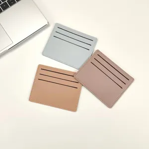 Detailaufnahme minimalistischer Damen Etuis in drei Farben mit praktischen Kartenfächern.