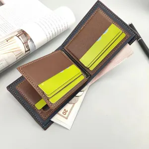 Detailansicht der stilvollen Herren Brieftasche aus Leder mit praktischen Kartenfächern und Münzfach.
