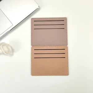 Detailansicht des minimalistischen Damen Kartenetuis, flacher Kreditkartenhalter aus Leder.