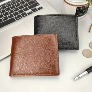 Detailaufnahme kurzer Herren Geldbörsen aus Leder in Schwarz und Braun mit Litschi.