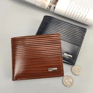 Detailansicht der kurzen Herren-Brieftasche aus Leder mit Holzmaserung und Metalldekor.