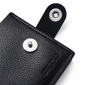 Nahaufnahme Detail des schwarzen Leder Geldbörsen Kartenetuis mit Druckknopf und Logo.