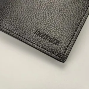 Schwarze lederne Herren Geldbörse Textur Detailbild, kompaktes kurzes Kartenetui.