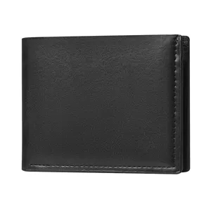 Dettaglio portafoglio nero in pelle, design minimalista, tasca sottile per uso quotidiano.