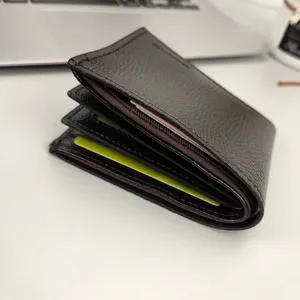 Schwarze Herren Kurzgeldbörse aus Leder mit Reißverschluss und Kartenfächern, kompakt und praktisch.