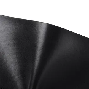 Primo piano della texture del portafoglio in pelle nera con grana fine e finitura liscia.