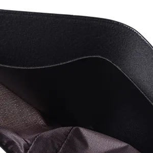 Vista dettagliata dell'interno del portafoglio da uomo nero, con fodera di qualità e tasche.