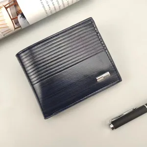 Klassische Herren Kurzgeldbörse mit stilvoller horizontaler Textur und Metallakzent.