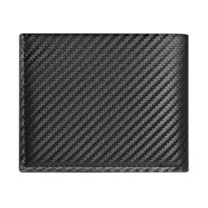 Vue détaillée de la texture de surface du portefeuille court noir au motif de fibre de carbone.