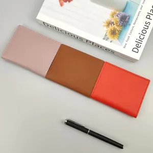 Detailansicht von schlanken Leder-Kartenetuis mit mehreren Fächern in verschiedenen Farben.