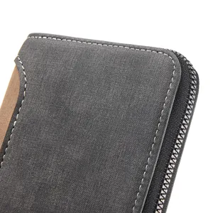 Dettaglio portafoglio uomo, astuccio grigio in pelle opaca con zip e cuciture a contrasto.