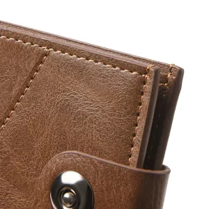 Nahaufnahme der braunen Herrenbrieftasche mit feiner Ledertextur und Nahtdetails.