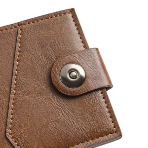Nahaufnahme Detail der braunen Herren Geldbörse mit feinen Nähten und Metall Druckknopf.