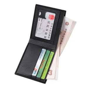 Vue détaillée du portefeuille court pour homme en fibre de carbone avec fentes et compartiments.
