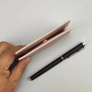 Kompakter rosafarbener Lederkartenhalter mit Druckknopf, ultraflaches Multikarten-Design.