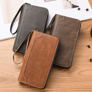 Dettaglio portafoglio uomo lungo con zip, scomparti carte, pochette in pelle sintetica.