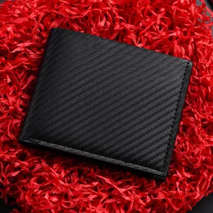 Portefeuille court homme noir texture carbone, élégant porte-monnaie en cuir d'affaires.