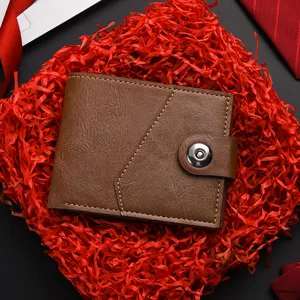 Klassische braune Herren Kurzbrieftasche mit Druckknopf und eleganten diagonalen Nähten.