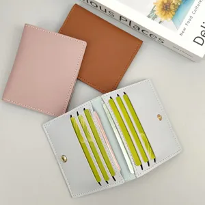 Nahaufnahme schmaler Lederkartenetuis mit mehreren Kartenfächern und kompaktem Design.