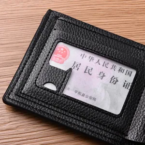 Schwarze Herren Kurzgeldbörse mit mehreren Kartenfächern und klarem ID Fenster für den Alltag.