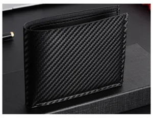 Gros plan sur les details de la texture du portefeuille en fibre de carbone homme.