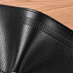 Nahaufnahme Detail der schwarzen Leder Herren Geldbörse mit feiner Narbenstruktur.