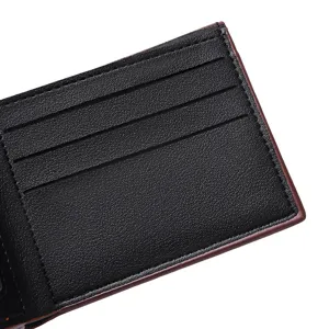 Primo piano delle fessure interne per carte di un portafoglio corto da uomo in PU nero.