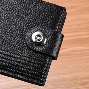 Nahaufnahme Detail der schwarzen strukturierten Leder Herren Geldbörse mit Druckknopf.