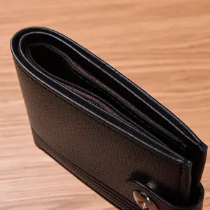 Detailansicht der schwarzen Leder Herrenbrieftasche mit Reissverschluss und Druckknopf.