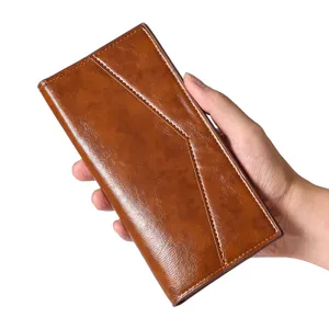 Vista dettagliata del portafoglio lungo in pelle marrone da uomo con tasche e zip.