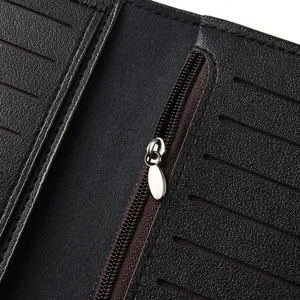 Detalle de billetera para hombre, tarjeteros interiores y bolsillo con cremallera.