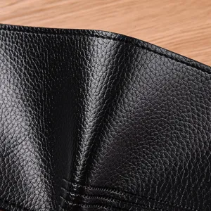 Nahaufnahme der schwarzen Herrenbrieftasche mit feiner Lederstruktur und sauberer Naht.