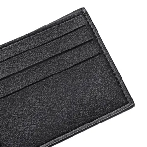 Gros plan détaillé sur le porte-cartes en cuir noir montrant de belles coutures fines.
