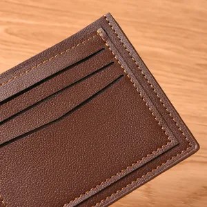 Detail opname van bruine lederen kaarthouder portemonnee met nette stiksels en vele vakjes.