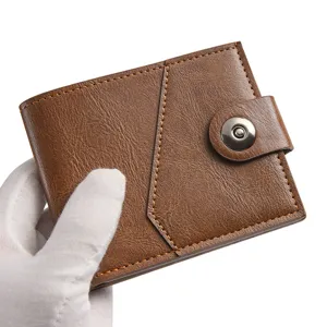 Braune PU-Leder Kurzgeldbörse für Herren mit Druckknopfverschluss und feinen Ziernähten.