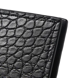 Detalle de textura de cartera de cuero con patrón de cocodrilo negro accesorio elegante