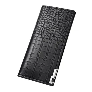 Primer plano de cartera larga negra para hombre, cuero con textura de cocodrilo y detalle metálico.